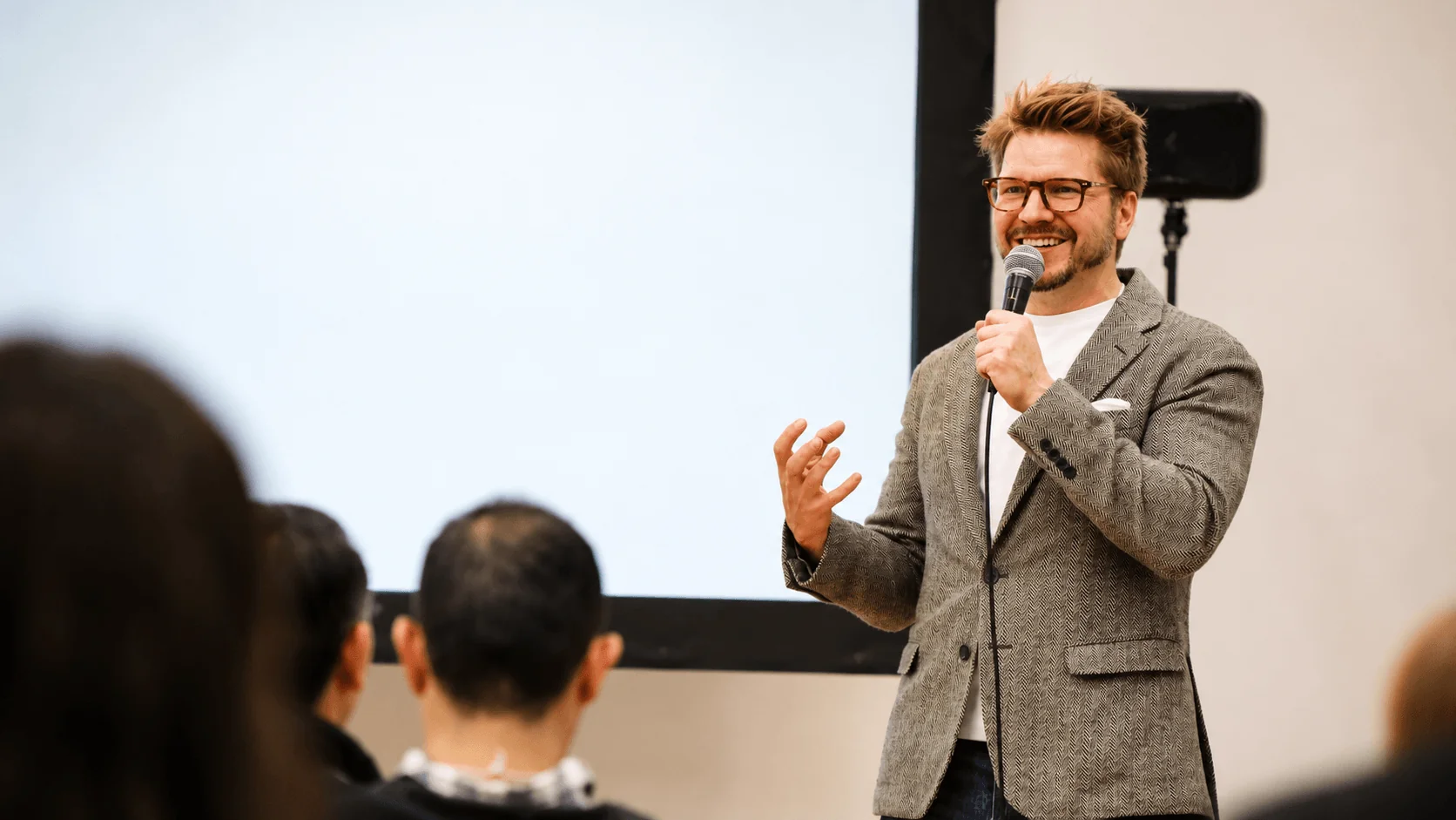 Remark principal speaking to an audience at a brand seminar in Tokyo