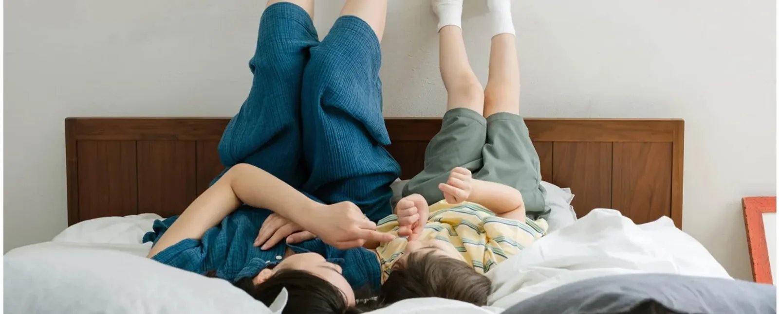 Mother and child lying upside down on a Nellify mattress